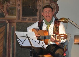 Christof Brasel mit Guitarre.jpg